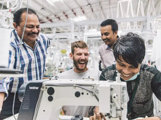équipe de confection travaillant ensemble dans un atelier textile éthique, fabrication responsable des vêtements KARDAIA