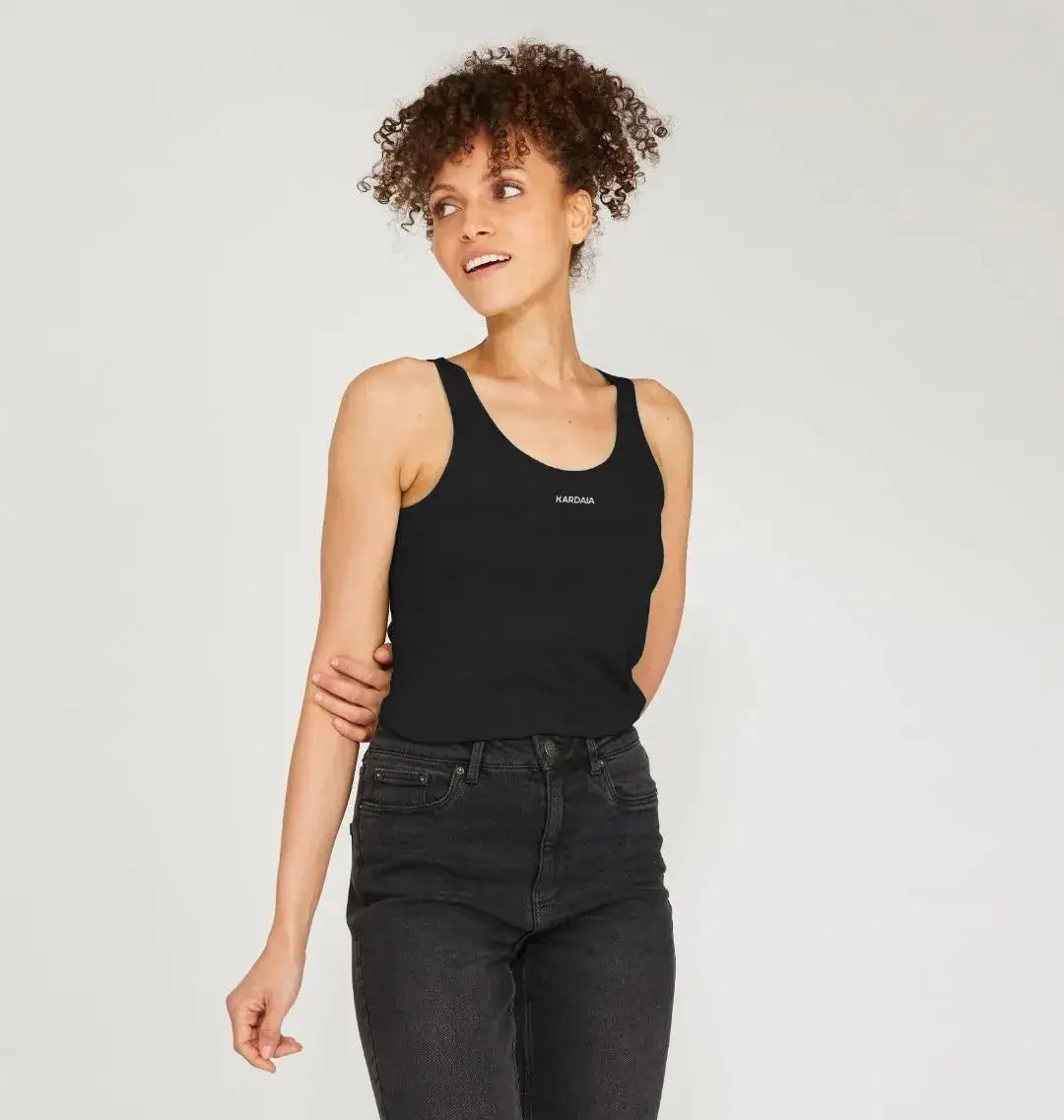 vue rapprochée du débardeur noir KARDAIA porté, coupe près du corps