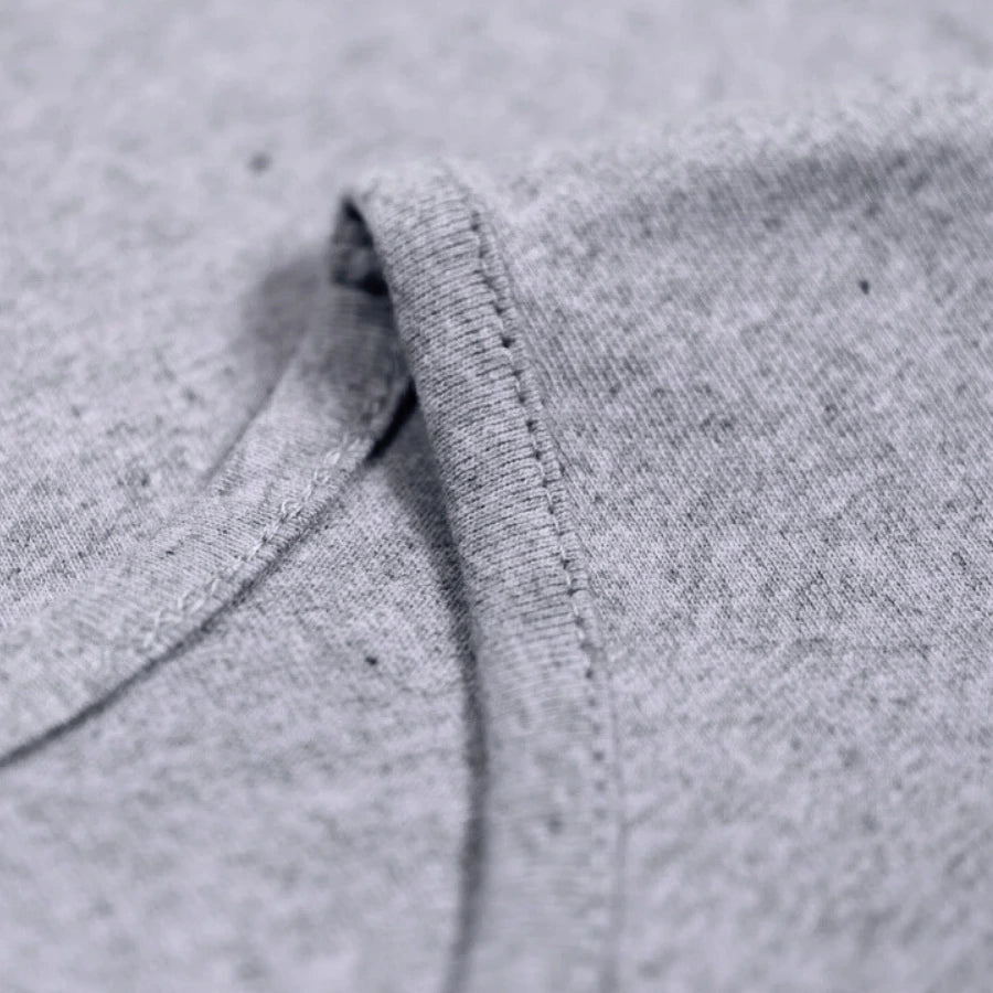 Détail de couture sur tissu recyclé Regen™ gris marbré avec texture naturelle visible