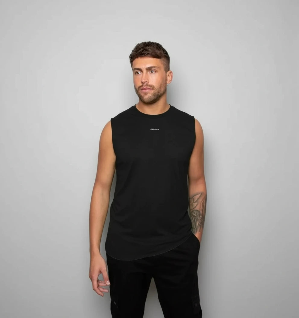 modèle homme en débardeur noir col rond KARDAIA, bras détendus, vue trois-quarts