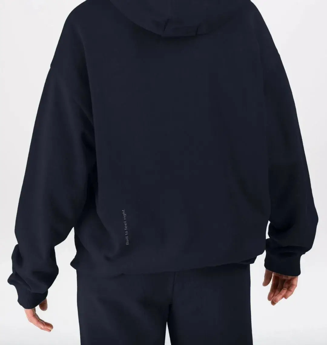 Vue de dos d’un homme en ensemble bleu marine avec hoodie KARDAIA, posture naturelle