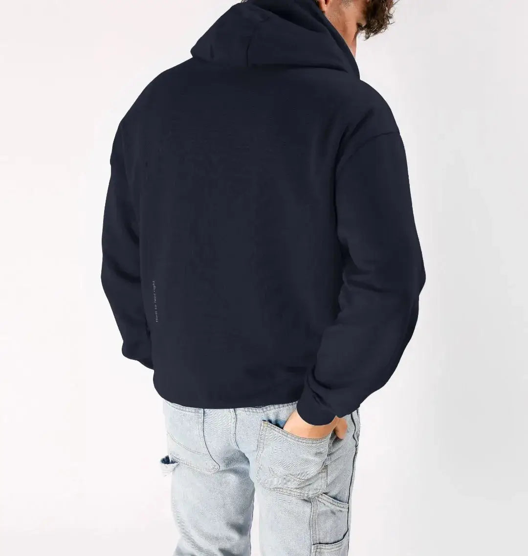 Homme de dos portant un hoodie bleu marine KARDAIA avec jean clair, coupe décontractée