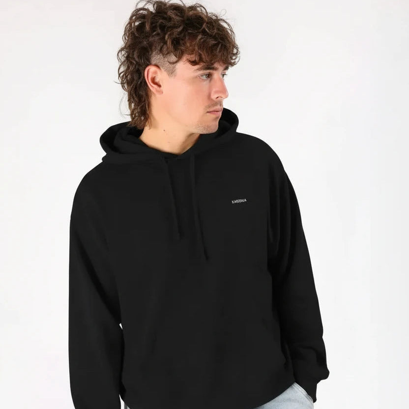 hoodie-noir-homme-kardaia-porté-face-souriant