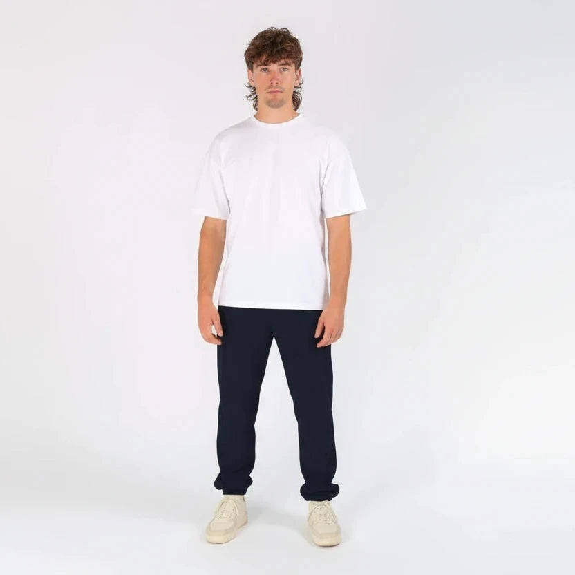 Homme portant un jogging bleu marine KARDAIA en coton bio, coupe droite et bas resserrés