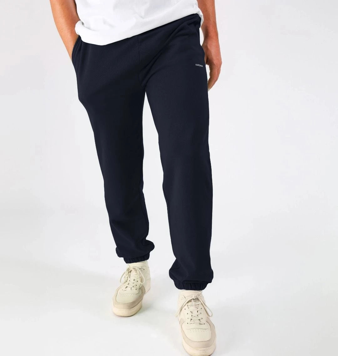 Zoom sur le bas du jogging bleu marine pour homme KARDAIA, coupe droite et resserrée aux chevilles