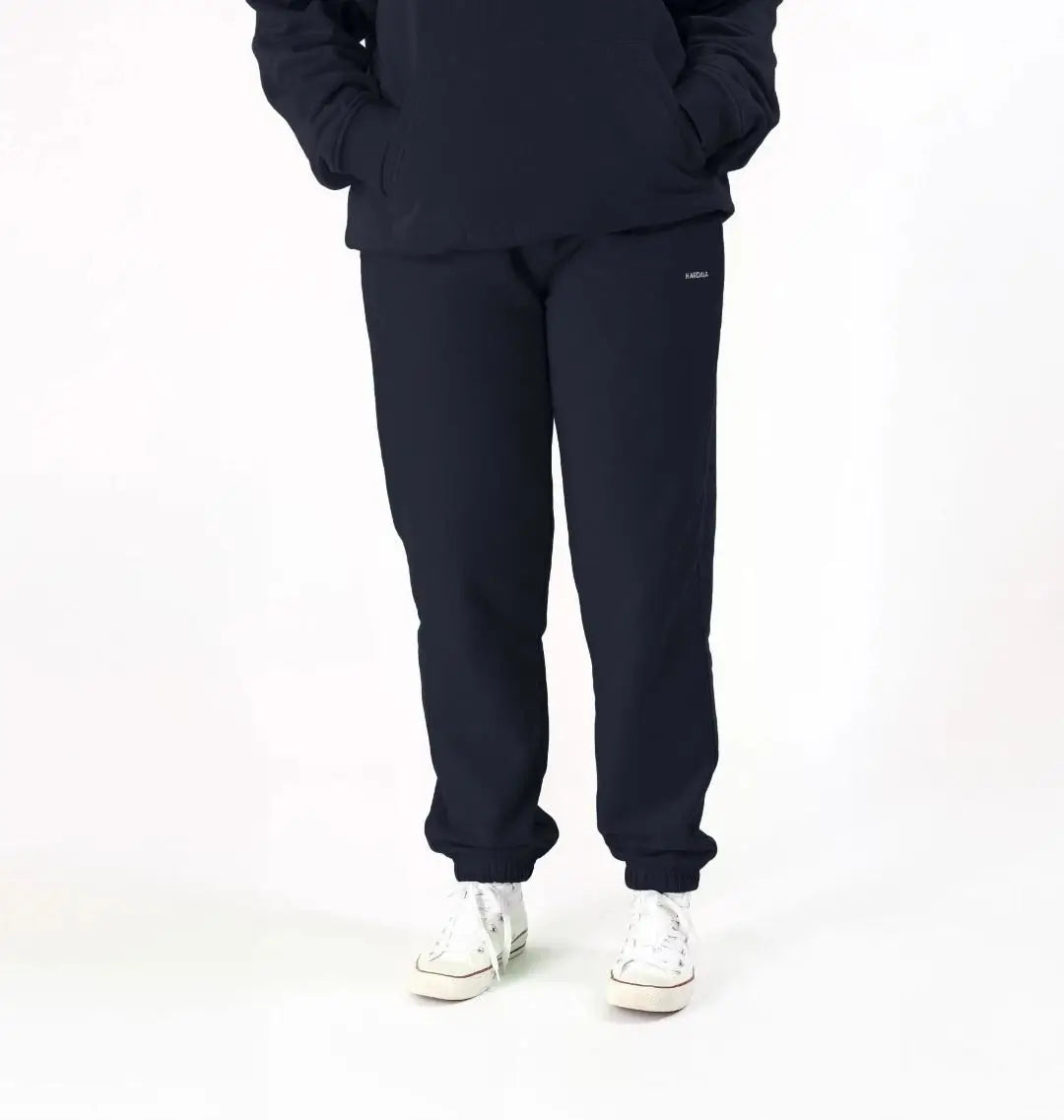 jogging bleu nuit porté par un modèle femme, vue de face