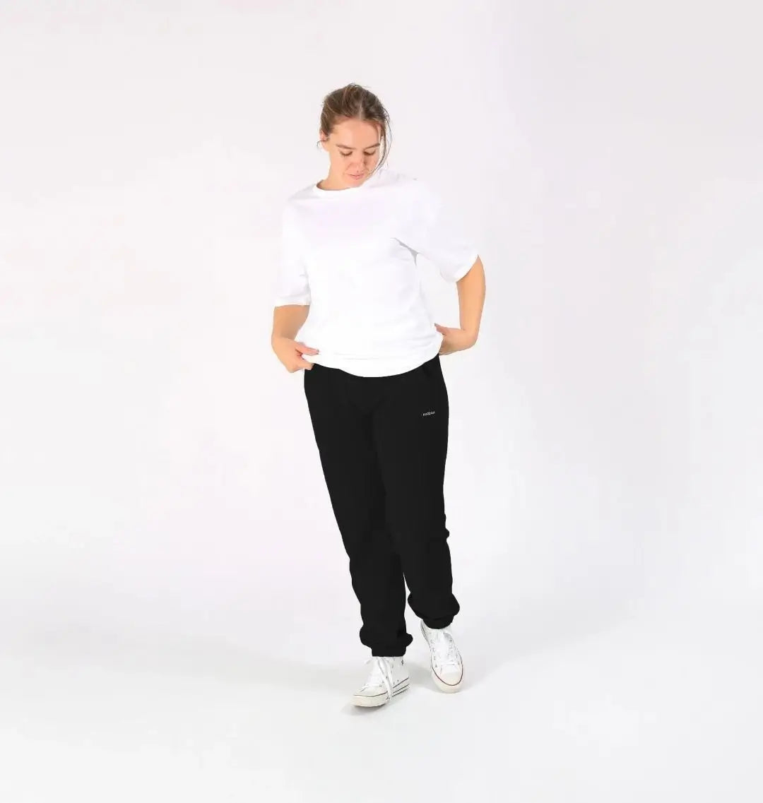 jogging noir KARDAIA porté par une femme avec t-shirt blanc