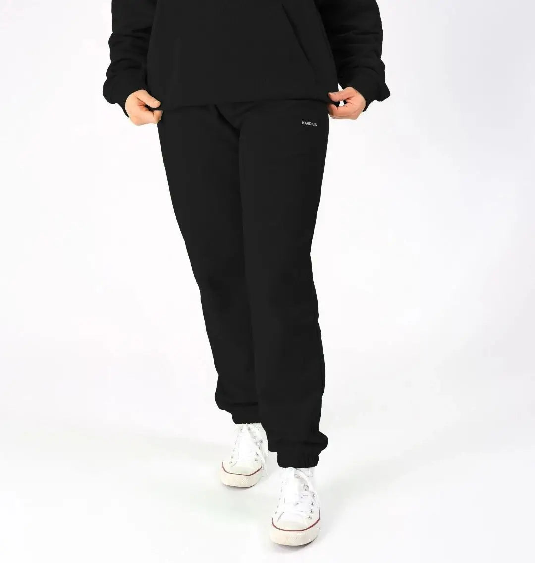 zoom sur le jogging noir unisexe KARDAIA porté avec sweat assorti