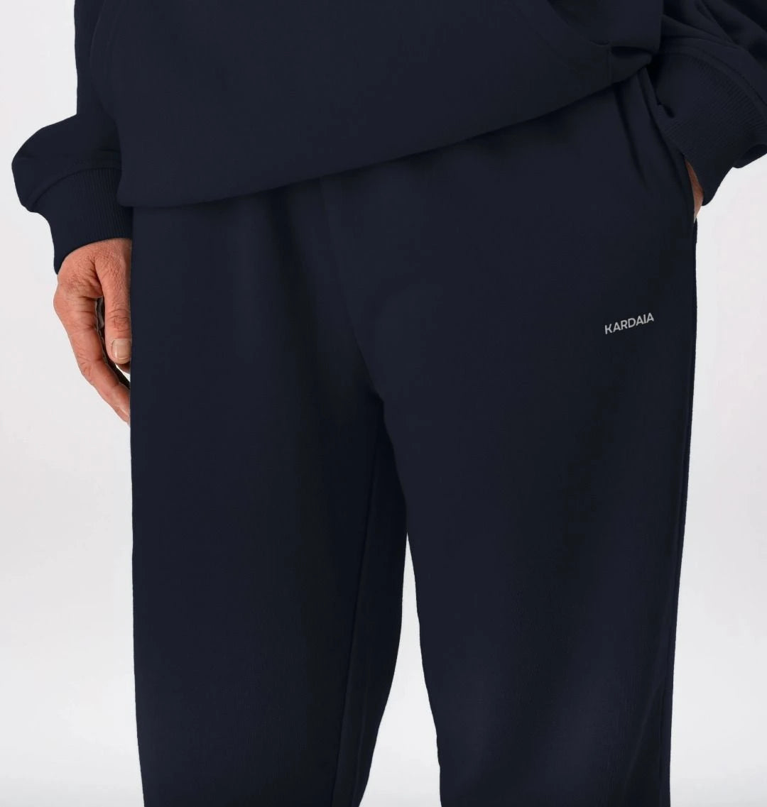 Vue rapprochée du jogging bleu marine homme en coton bio avec logo KARDAIA imprimé discret
