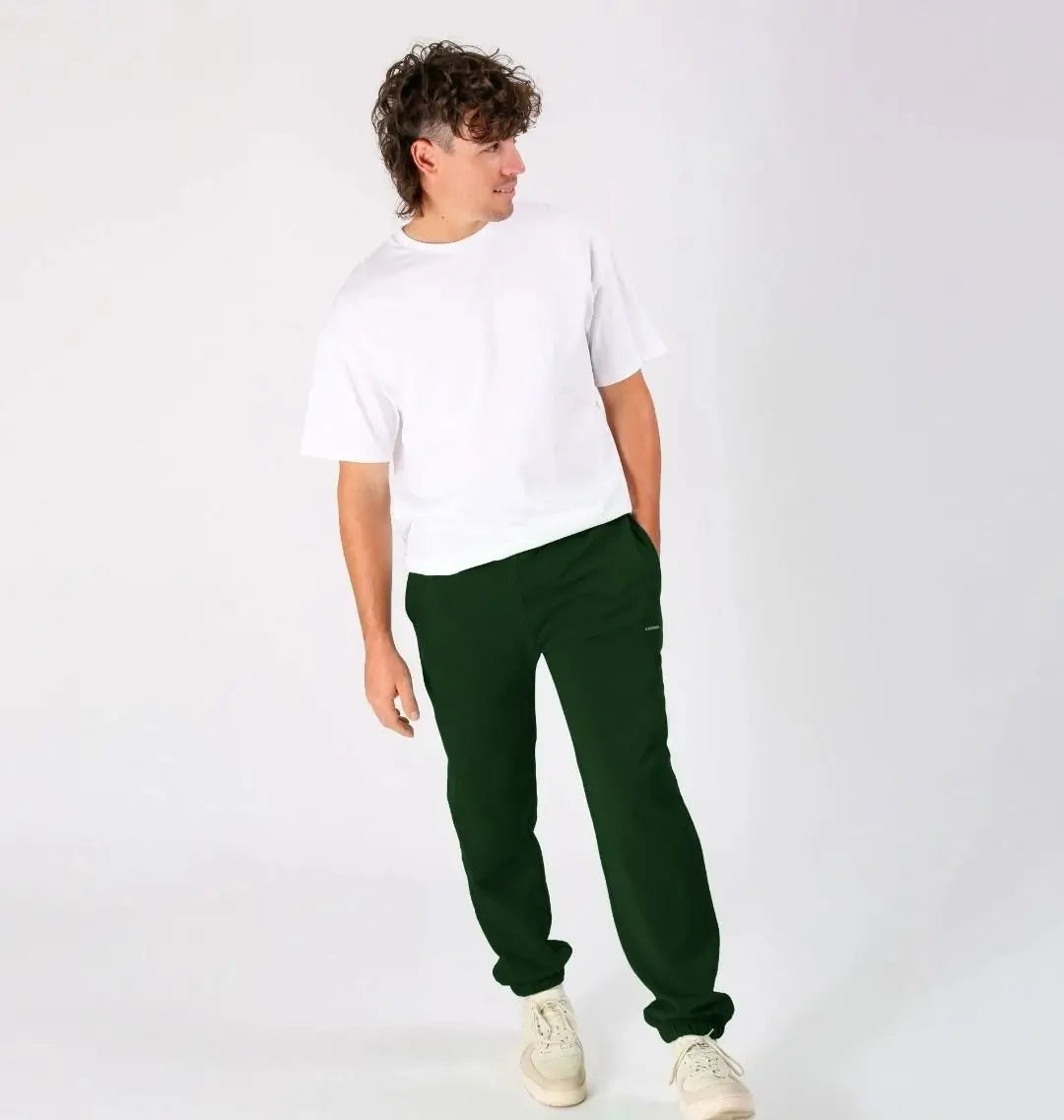 Homme en t-shirt blanc portant un jogging vert foncé KARDAIA, look minimaliste
