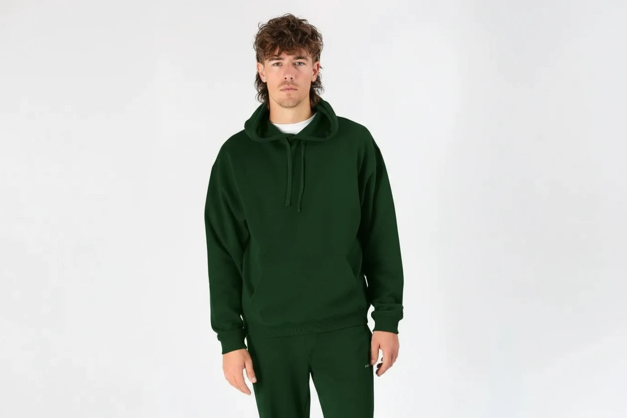 Homme portant un ensemble jogging vert foncé KARDAIA vu de face, coupe décontractée