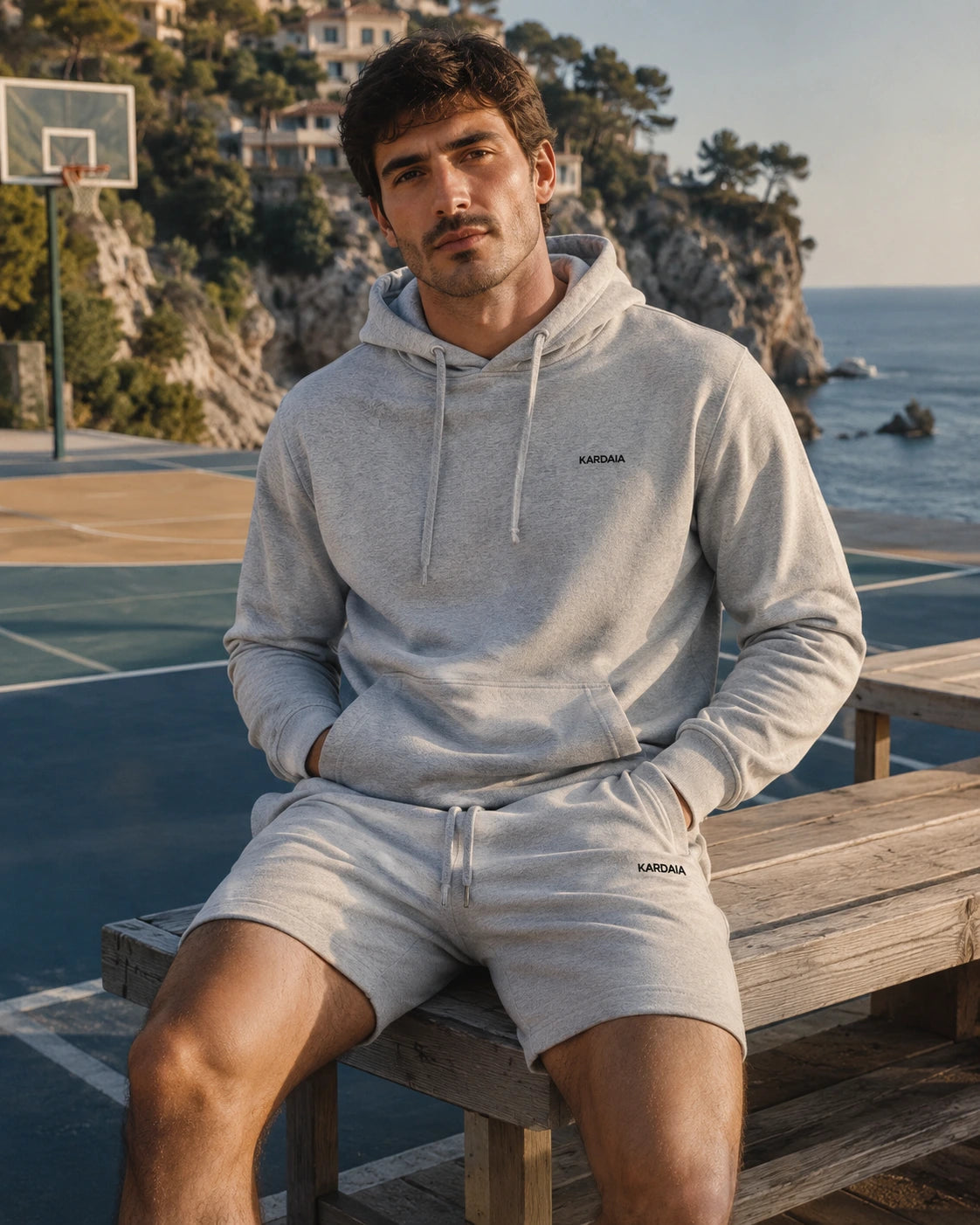 Ensemble homme Kardaia gris composé d’un sweat à capuche avec cordons et poche kangourou