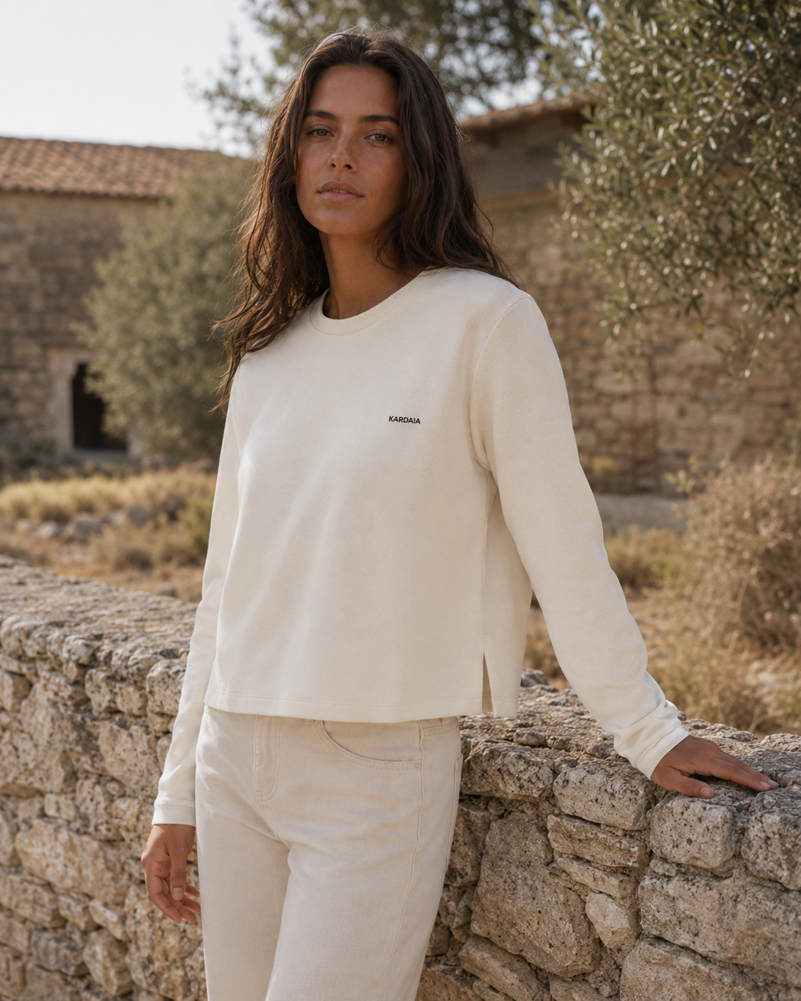 femme portant un pull court kardaia blanc
