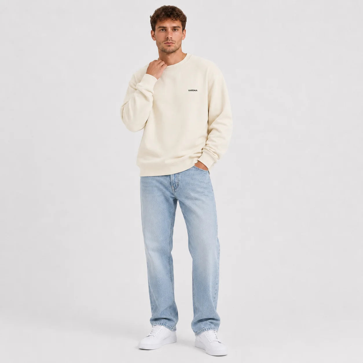 Homme portant un pull oversize ecru-kardaia