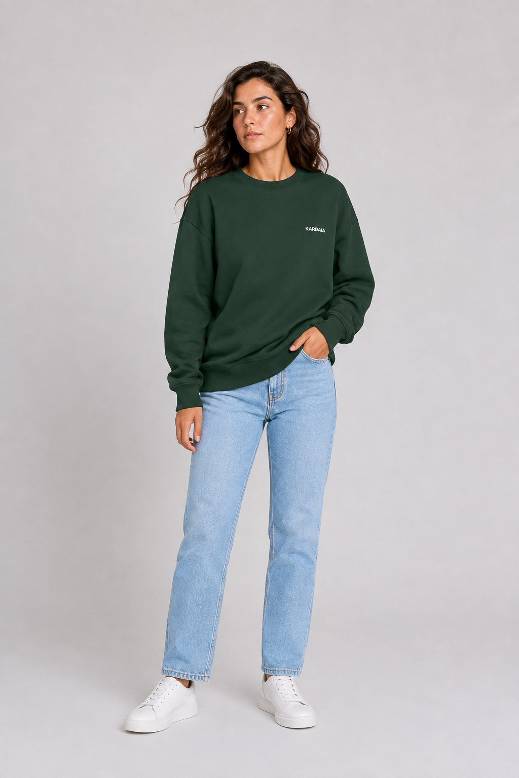 Pull oversize vert forêt pour femme en coton biologique porté avec un jean droit clair