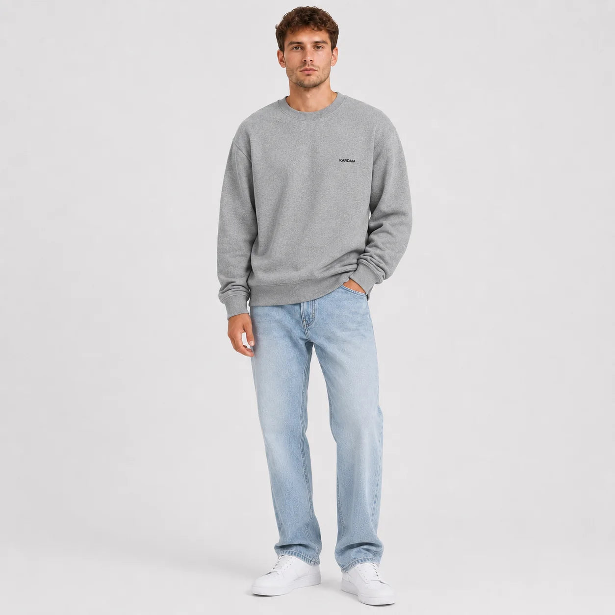 Homme portant un pull oversize gris kardaia