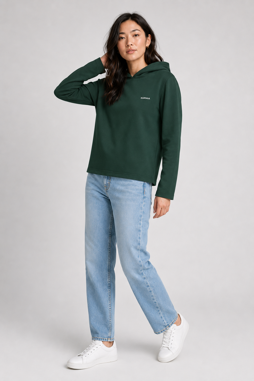 Sweat à capuche femme kaki naturel en coton biologique porté avec un jean clair