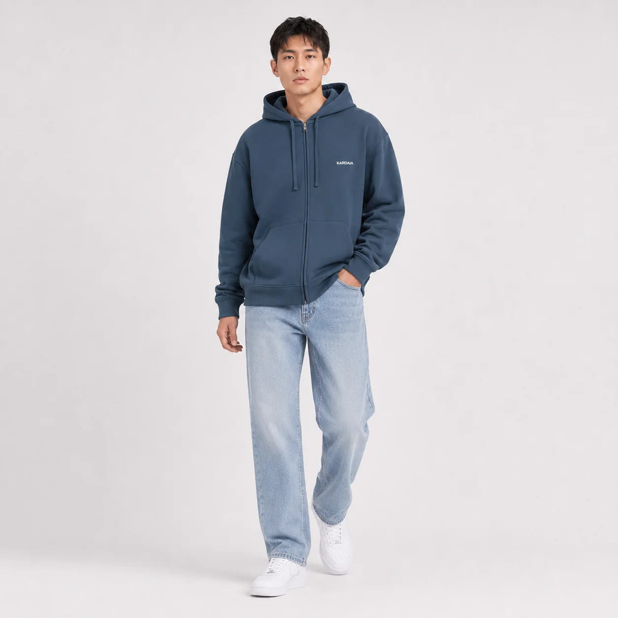 Photo studio d’un homme portant le sweat à capuche Kardaia bleu marine en coton biologique