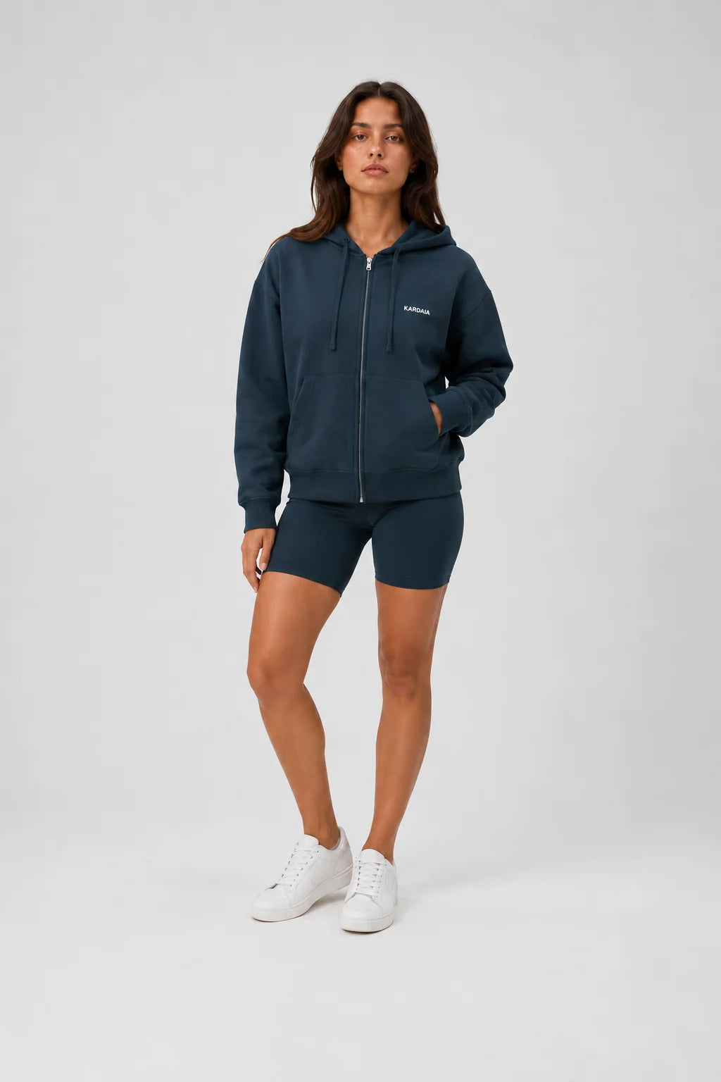 Sweat zippé femme bleu marine en coton bio porté debout