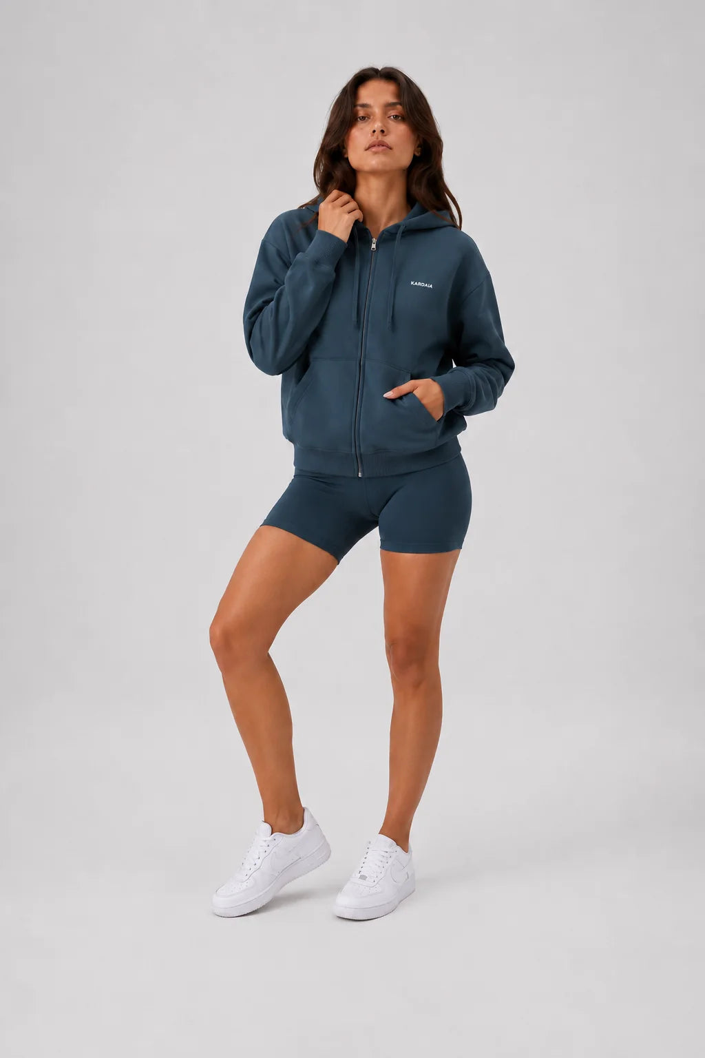 Sweat à capuche zippé femme bleu marine en coton bio avec main au col