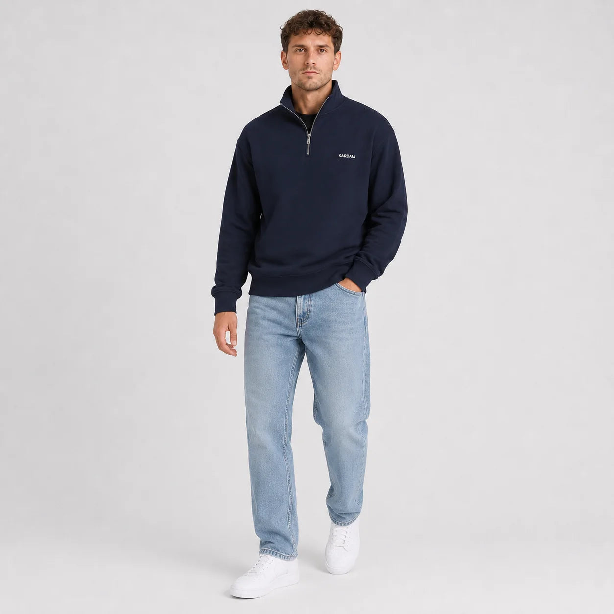 Homme marchant avec un sweat à capuche zippé bleu en coton biologique à coupe droite.