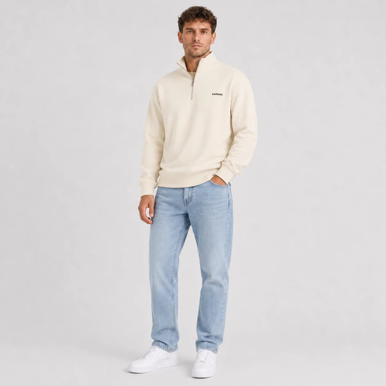 Homme portant un sweat-shirt écru en coton biologique à quart de zip
