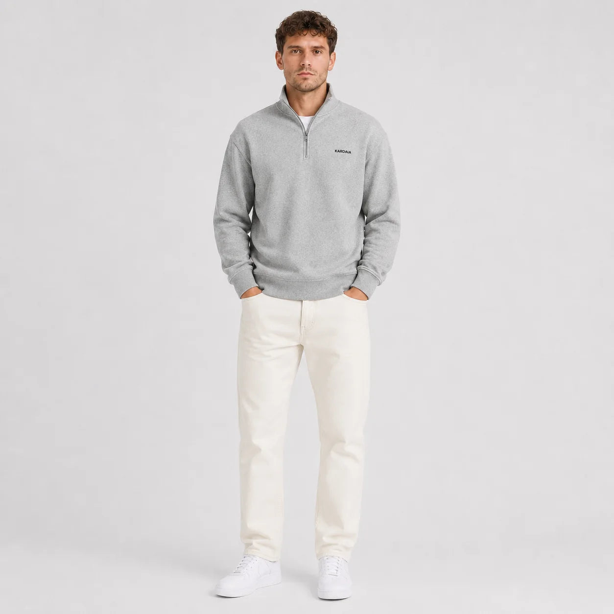 Homme portant un sweat-shirt gris chiné en coton biologique à quart de zip