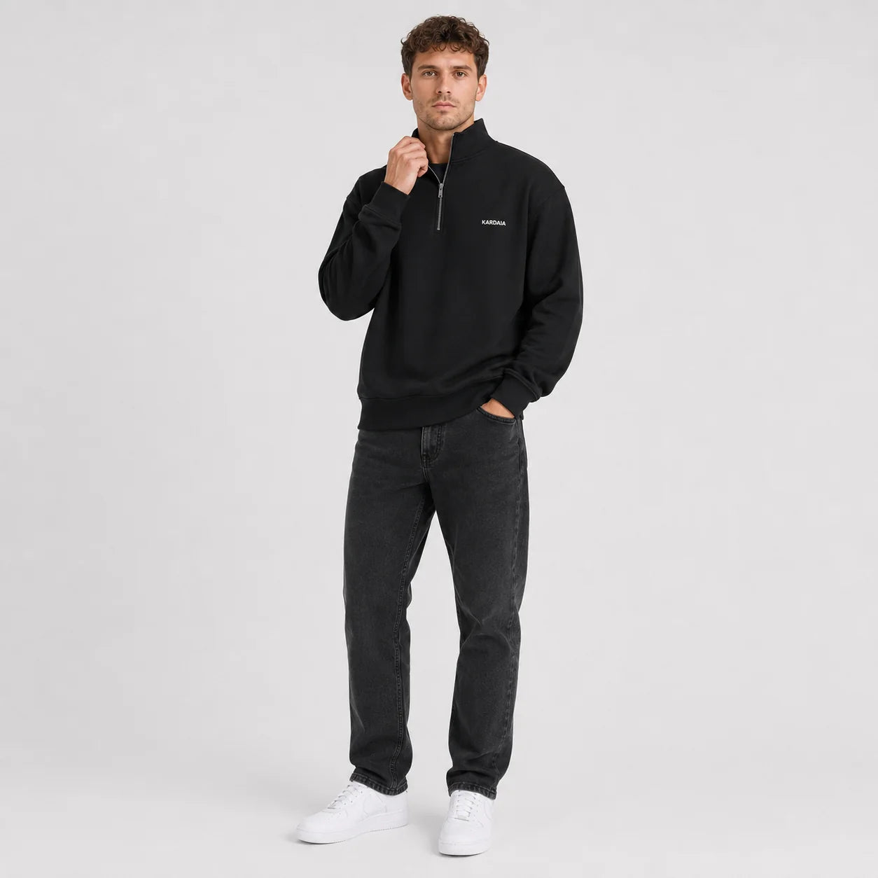 Homme portant un sweat à capuche zippé noir en coton biologique