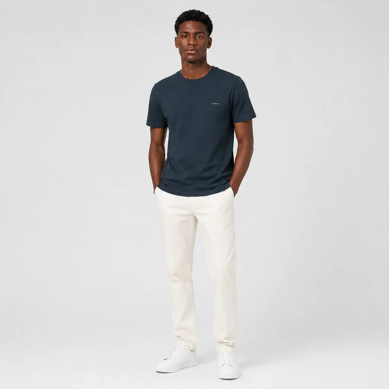 Homme portant un t-shirt bleu marine en coton biologique à coupe droite