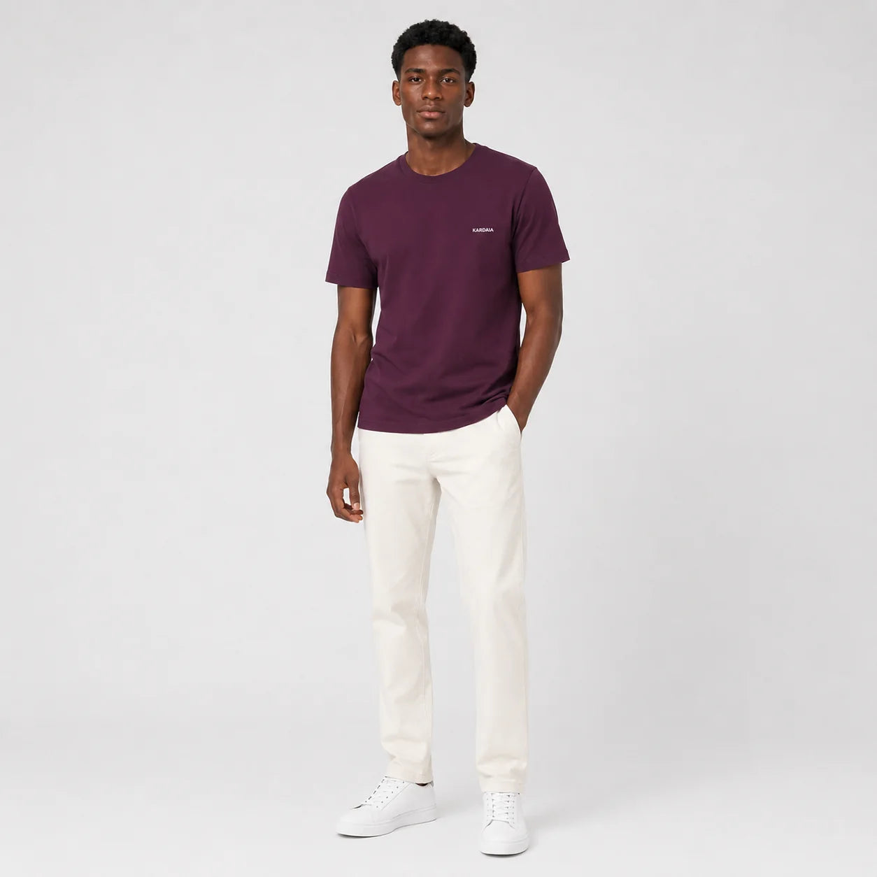 Homme portant un t-shirt bordeaux en coton biologique à coupe droite