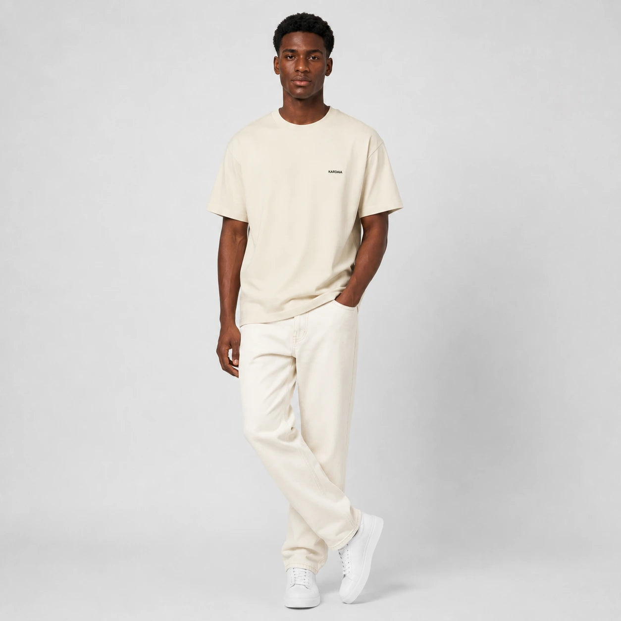 T-shirt homme Kardaia écru en coton biologique, doté d’une coupe classique et d’un col rond. La tenue ton sur ton avec un pantalon clair souligne sa teinte naturelle et son style minimaliste.