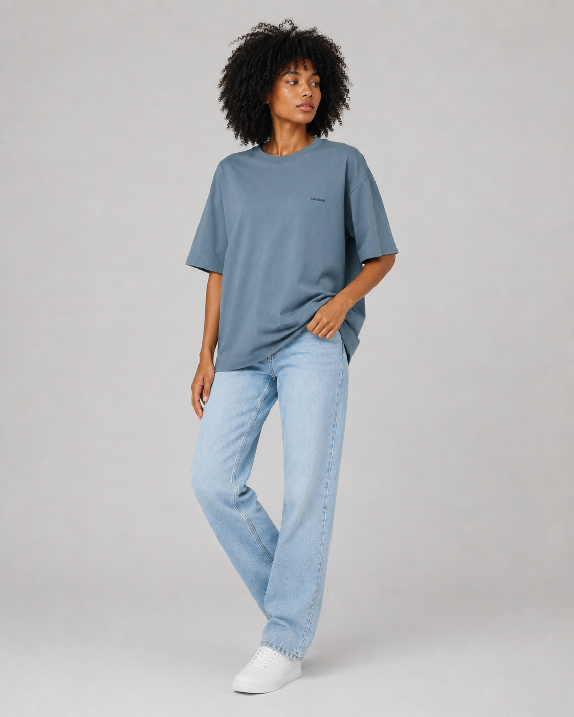 T-shirt oversize bleu ardoise pour femme en coton biologique porté avec un jean clair