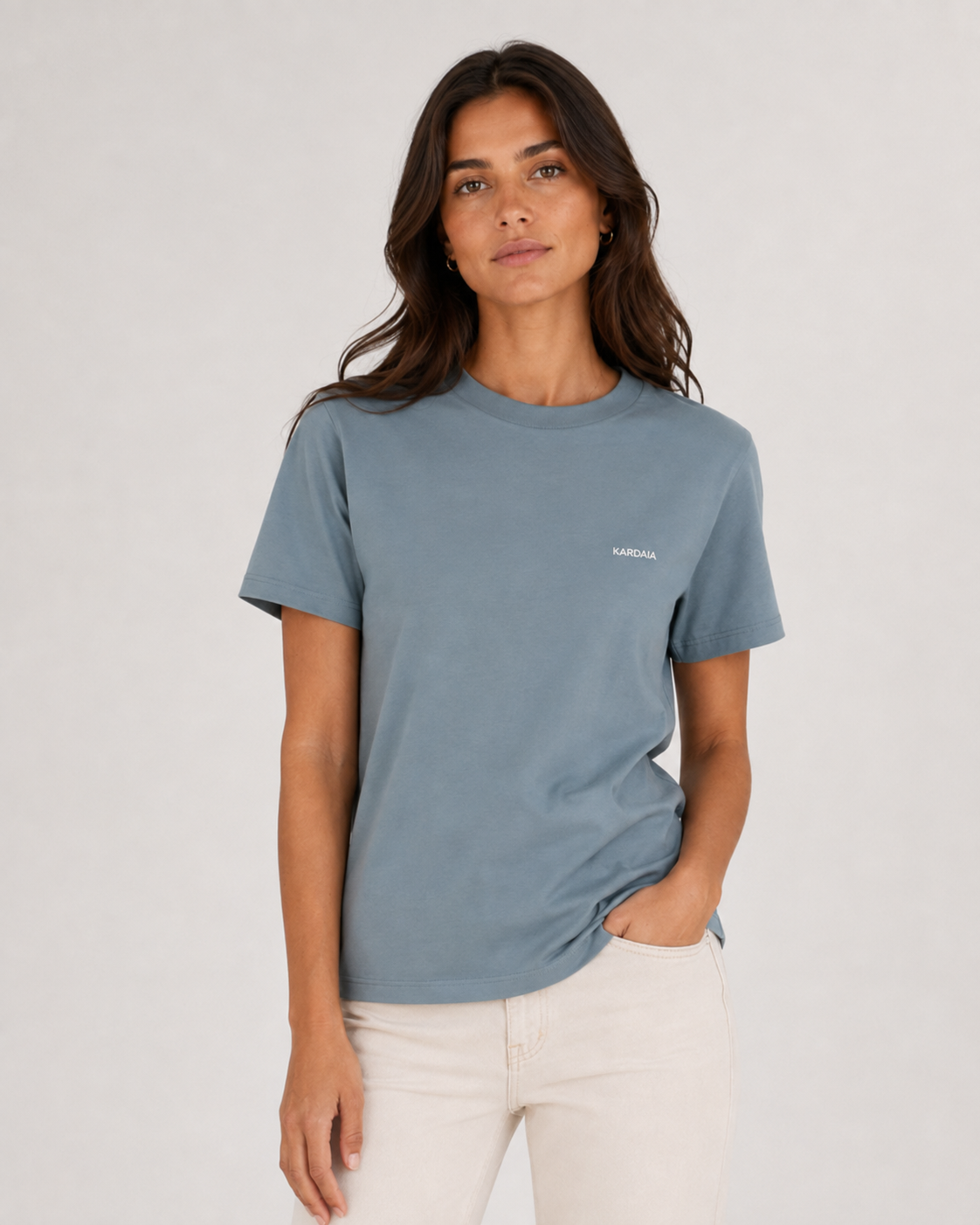 Femme de face portant un t-shirt bleu pierre en coton biologique à coupe classique