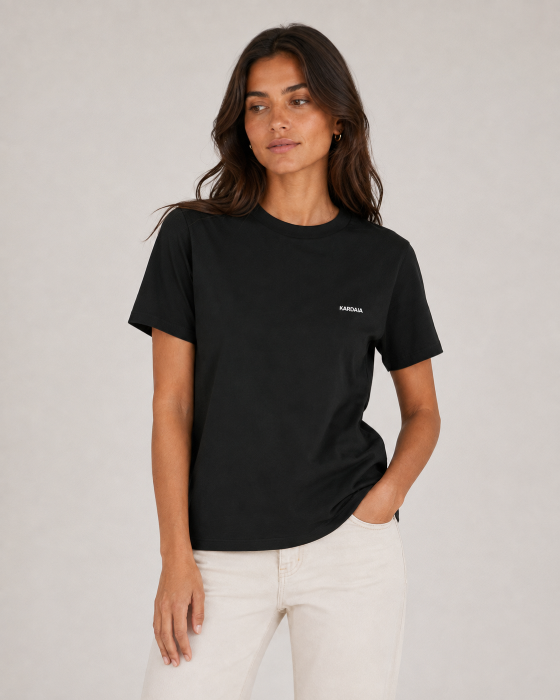 Femme de face portant un t-shirt noir en coton biologique à coupe classique