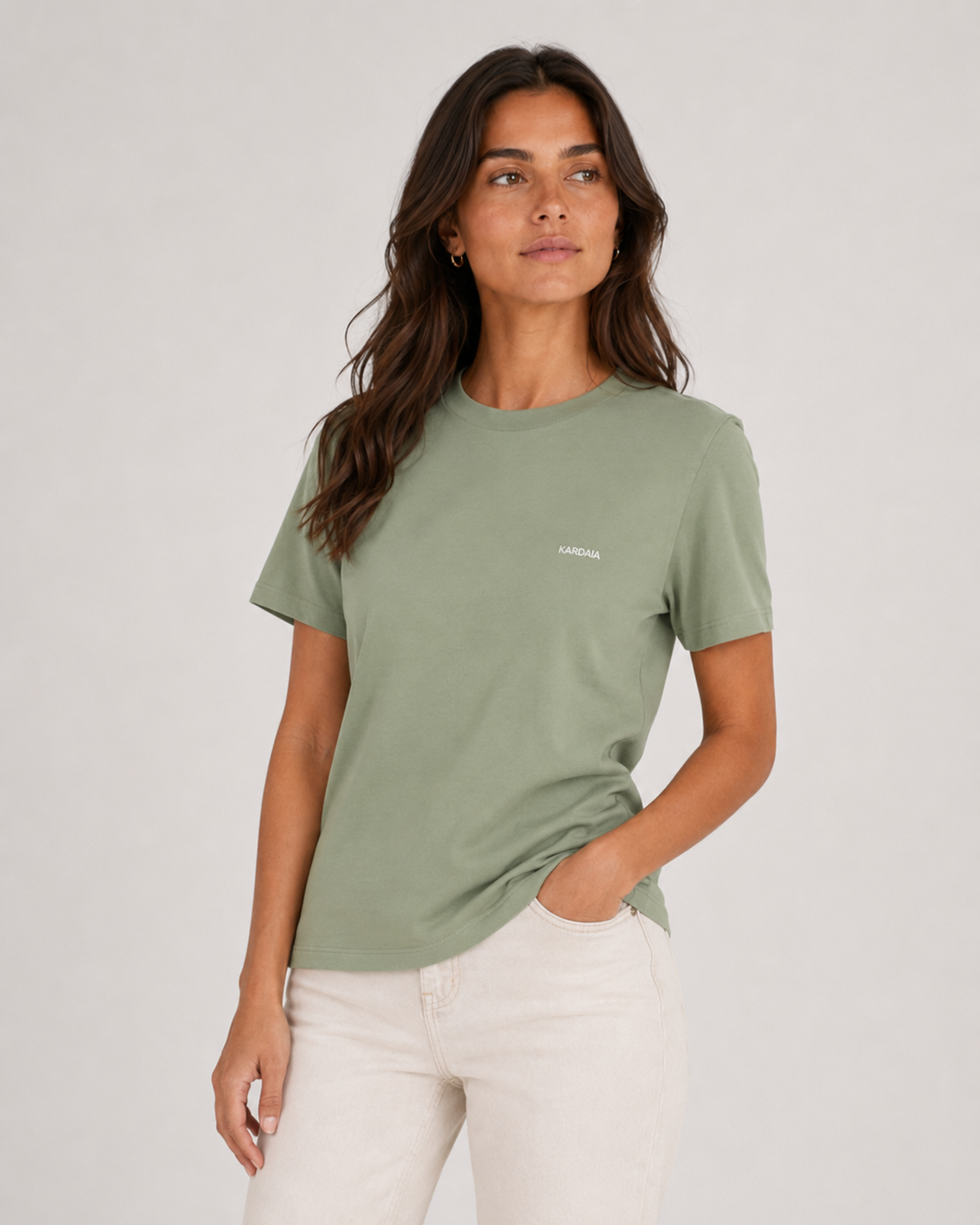 Femme de face portant un t-shirt vert sauge en coton biologique à coupe classique