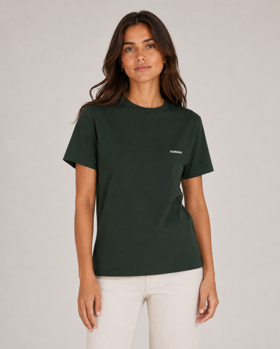 T-shirt kaki naturel pour femme en coton biologique, coupe droite, porté de face