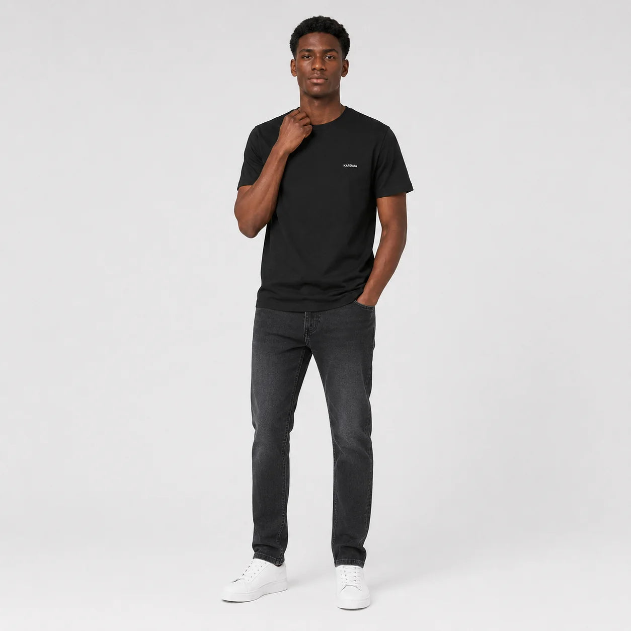 Homme portant un t-shirt noir à coupe droite