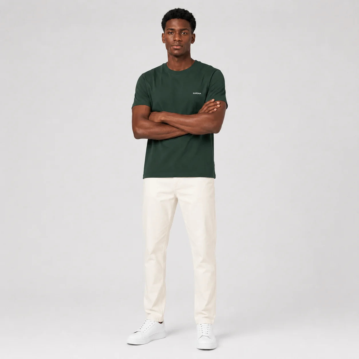 Homme portant un t-shirt kaki naturelen à coupe droite