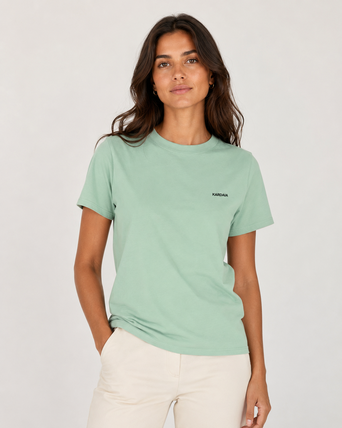 Femme de face portant un t-shirt menthe en coton biologique à coupe classique
