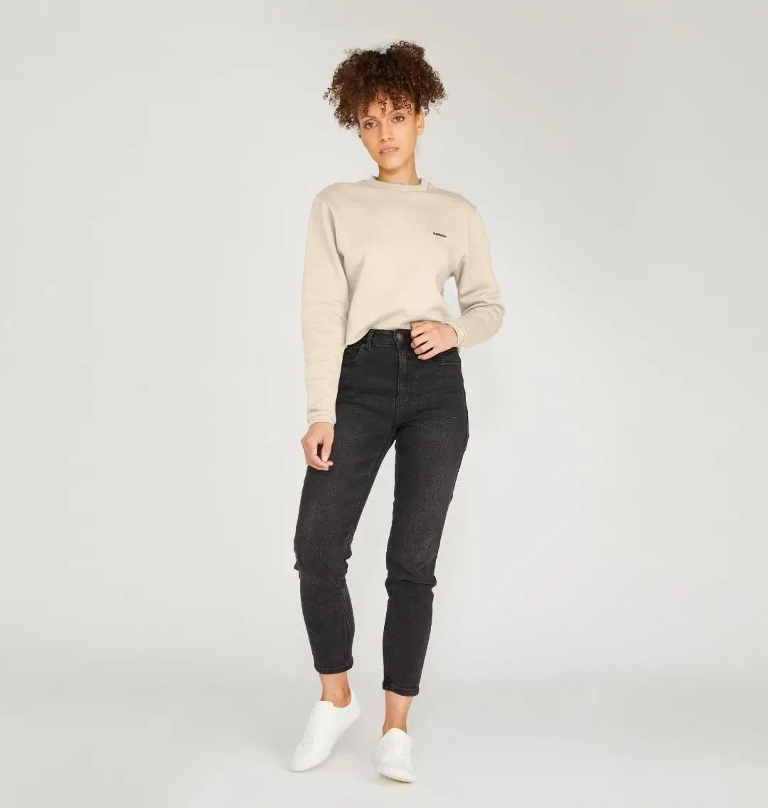 Modèle en pull boxy sable doux KARDAIA avec jean noir et baskets blanches, pose en pied