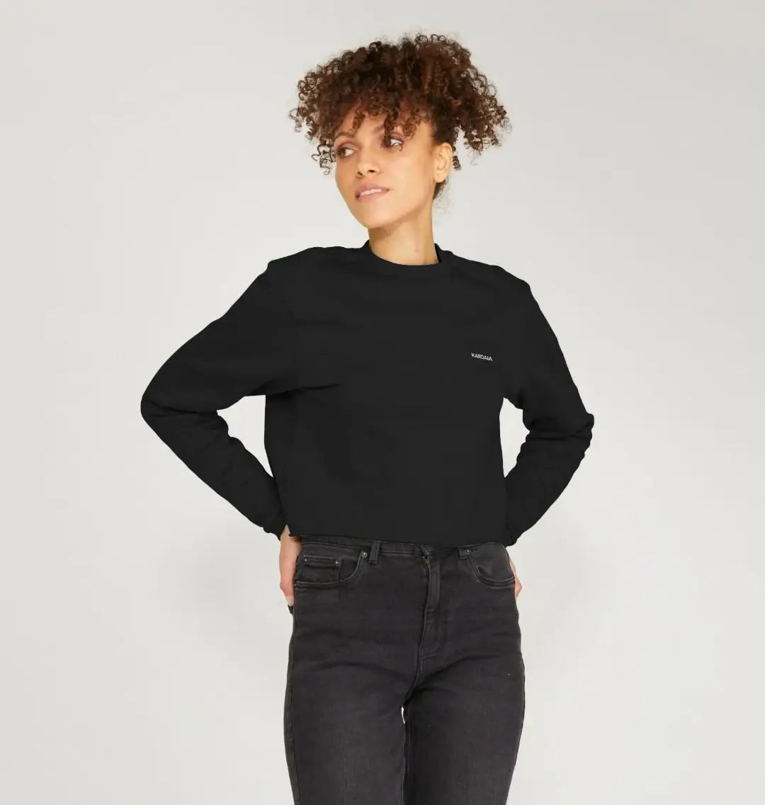 pull boxy noir KARDAIA en coton bio porté par une femme en studio
