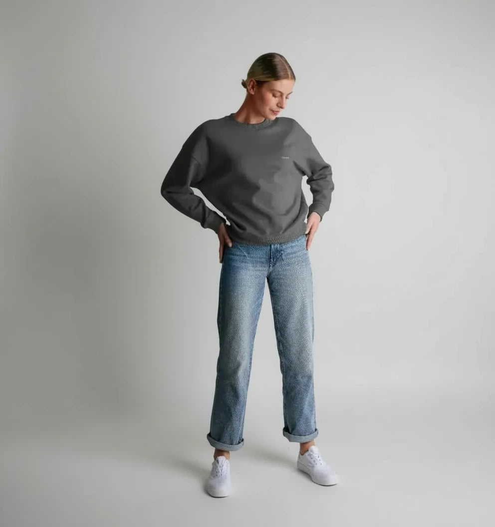 pull oversize gris basalte KARDAIA en coton bio porté par une femme en pied