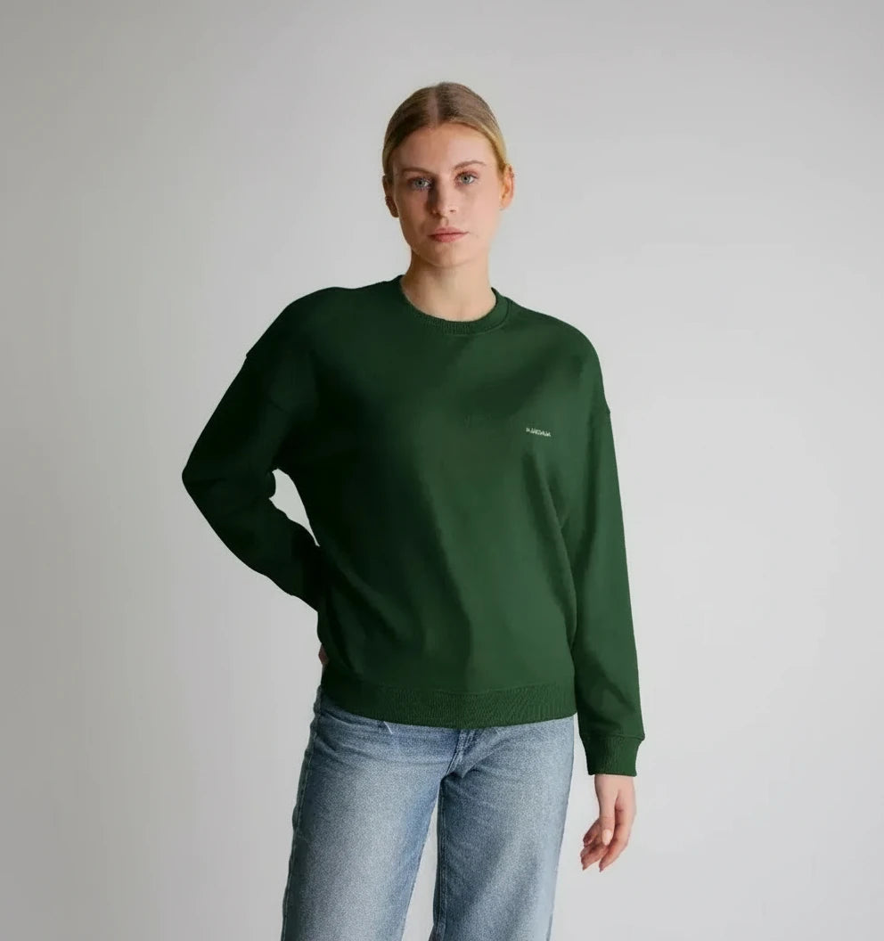 pull oversize kaki naturel KARDAIA en coton bio porté par une femme en studio