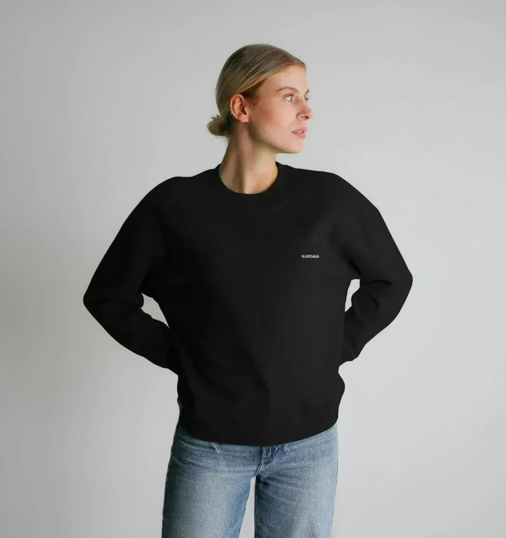 pull oversize noir KARDAIA en coton bio porté par une femme en studio