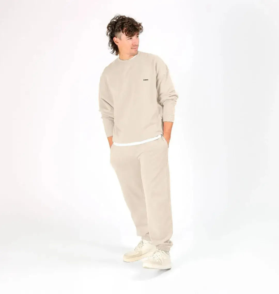 homme portant un pull sable doux KARDAIA, ensemble confortable en coton bio