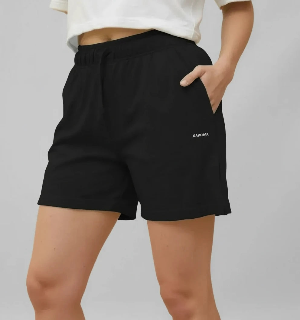 short noir KARDAIA en coton bio porté avec main dans la poche