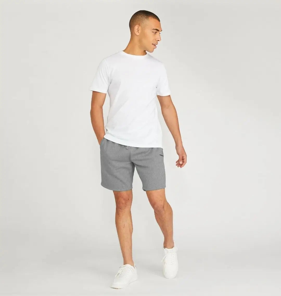 Short gris homme en coton bio vu de face en mouvement