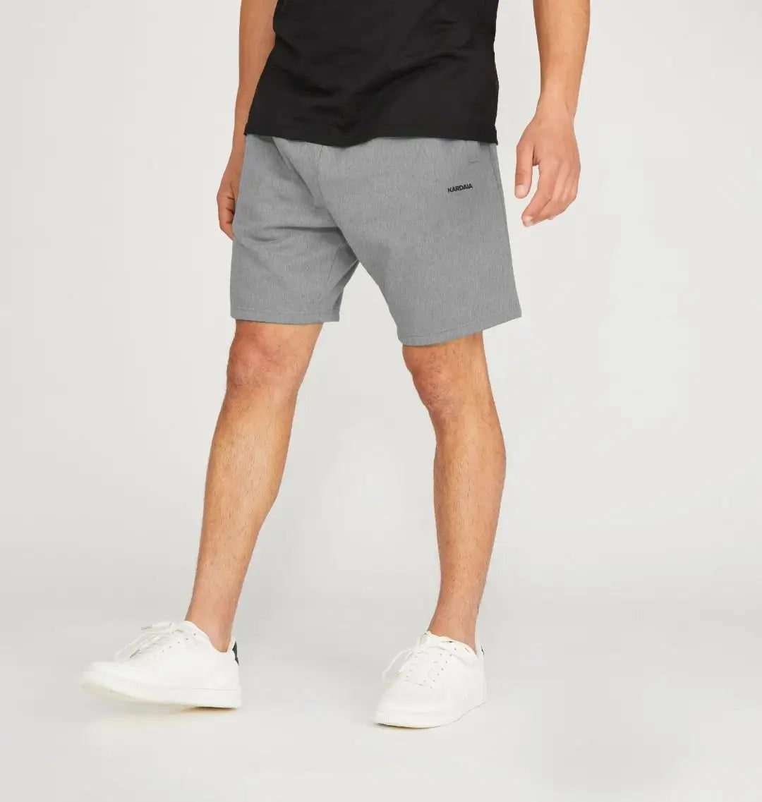 Short gris pour homme en coton bio porté avec t-shirt blanc