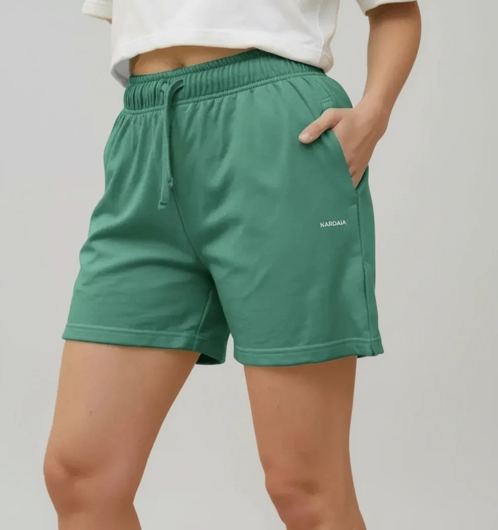short vert en coton bio KARDAIA avec main dans la poche