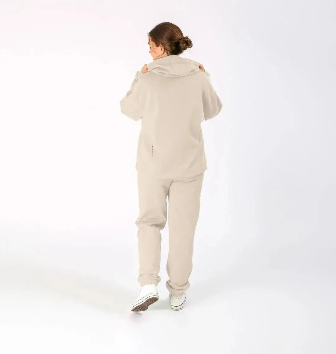 sweat à capuche beige KARDAIA vu de dos porté par une femme en mouvement